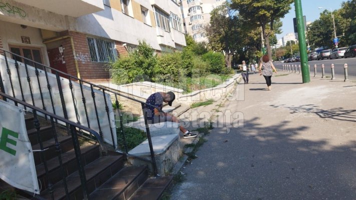 Mai nou, drogații au început să își facă veacul în stațiile de autobuz! Video