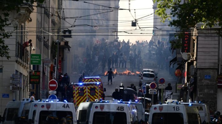 Franţa: Cinci poliţişti, reţinuţi în cadrul unei anchete privind decesul unui bărbat în contextul revoltelor