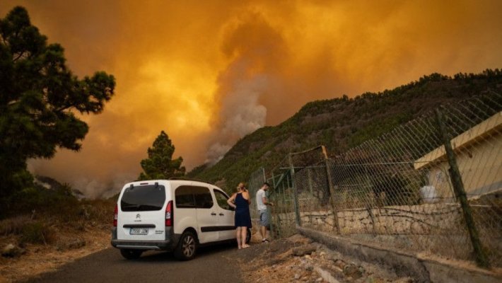 Peste 26.000 de persoane au fost evacute din calea incendiului din Tenerife