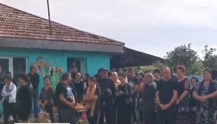 Lacrimi și durere la înmormântarea Alinei, fata ucisă de cea mai bună prietenă, la Mangalia