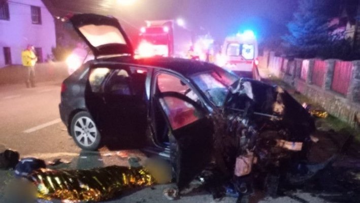 O mașină cu cinci tineri a intrat într-un stâlp de electricitate: Trei persoane au murit
