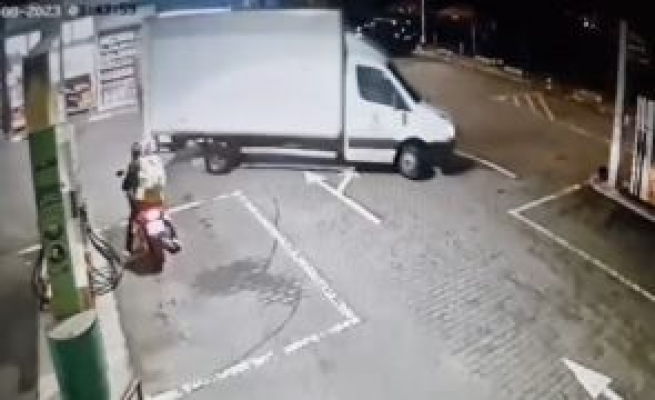 Trei tineri, în colaborare cu șoferul, au jefuit un camion care mergea spre un mall din București