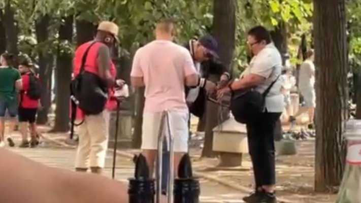 Doi bărbaţi din Bucureşti se dădeau poliţişti şi îi lăsau pe turişti fără bani prin metoda Maradona