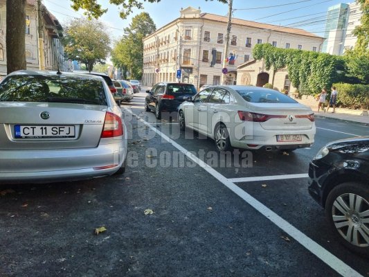 Pe strada Mircea cel Bătrân au apărut locuri de parcare... în mijlocul drumului. Video