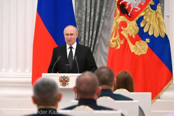 Putin le înmânează decoraţii văduvelor militarilor ruşi morţi în Ucraina