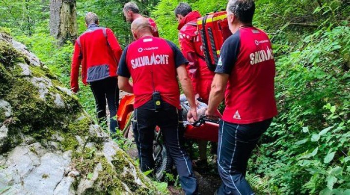 Trupul unei persoane decedate, descoperit de un turist în Munţii Maramureşului