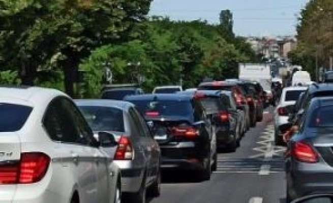 Mini-vacanţa de Sfânta Maria: coloane de mașini pe DN1, trafic intens pe autostrăzile A2 și A4
