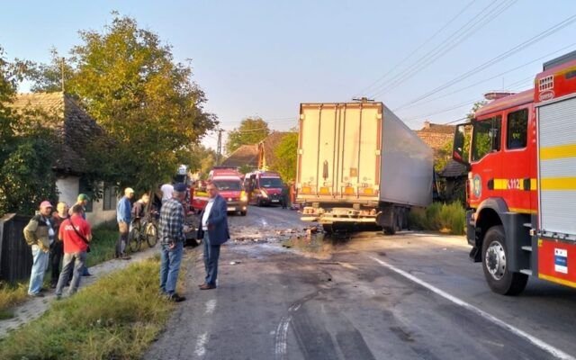 Un mort și opt răniți după ce un microbuz și un camion s-au ciocnit pe un drum din Mureș