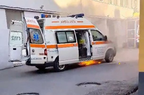 O ambulanță a luat foc, în curtea Spitalului Județean Constanța. Video