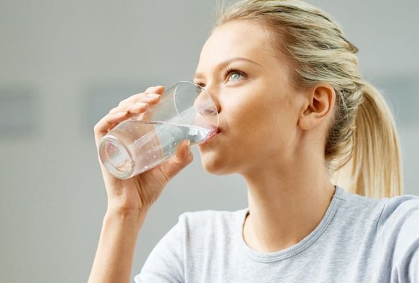Medic: „Beți apă cât mai alcalină, pe măsura înaintării în vârstă!“