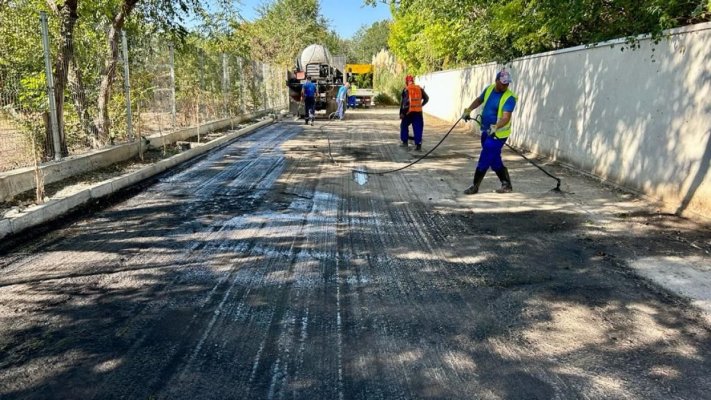 Se asfaltează carosabilul pe strada Sentinelei din cartierul Palazu Mare