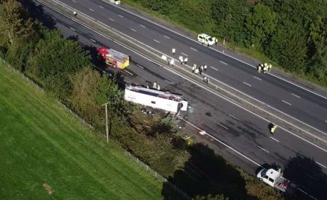Doi morți și 50 de răniți, după ce un autocar plin cu elevi s-a răsturnat pe o autostradă