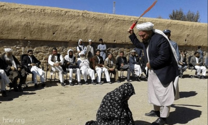 O instanţă a talibanilor din Afganistan aplică pedeapsa cu biciuirea