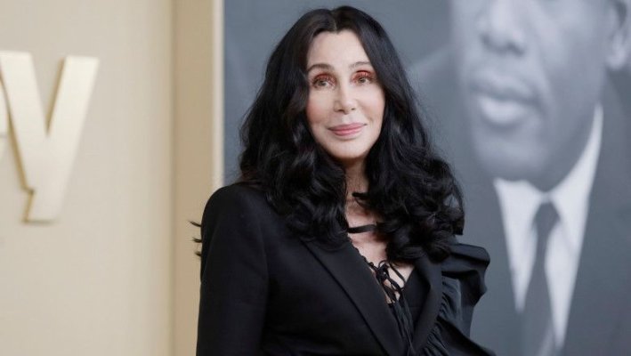 Cântăreața Cher este acuzată că a angajat patru bărbați să-l răpească pe fiul său dintr-un hotel din New York