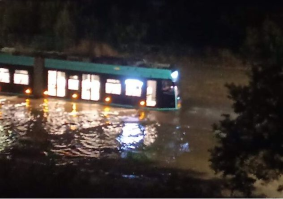 Străzi inundate în Craiova după furtuna de cod roșu, apa a ajuns la portierele mașinilor 