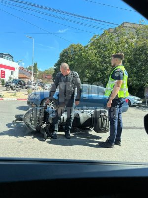 Motociclist accidentat de un autoturism, pe Theodor Burada