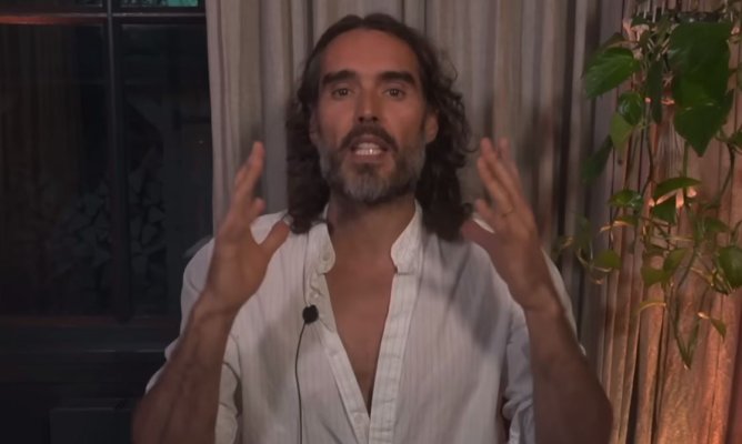 Acuzat de viol, Russell Brand rupe tăcerea: „Am nevoie mai mult ca niciodată de sprijinul vostru“