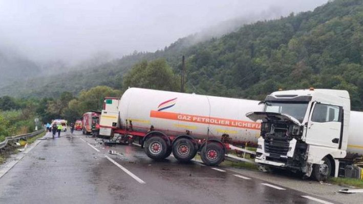 Oameni evacuați în Vâlcea după ce o cisternă încărcată cu GPL s-a ciocnit cu un TIR