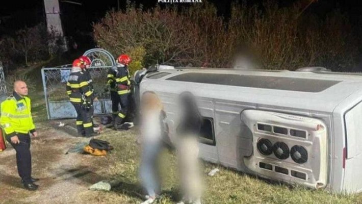 Microbuz cu 12 persoane, implicat în accident rutier. A fost activat Planul Roşu de Intervenţie