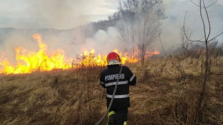 Incendiu devastator din cauza vântului puternic: 12 case au luat foc și 5 persoane s-au intoxicat cu fum