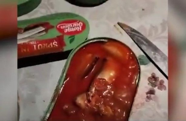 Conserve cu viermi care „înotau“ în sosul tomat, cumpărate de o familie, de la Carrefour. Video