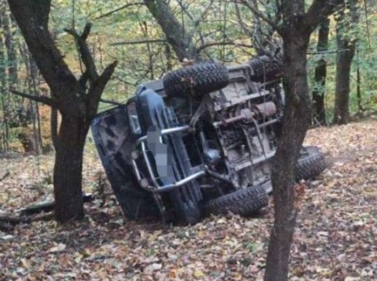  Tânăr găsit mort într-o pădure, lângă un autoturism răsturnat