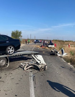 Două persoane au murit într-un accident: mașinile au fost făcute scrum
