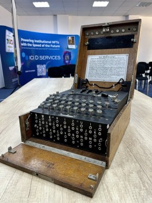 Enigma - dispozitivul de transmis mesaje codate în timpul celui de Al Doilea Război Mondial, prezentat la ICI Bucureşti