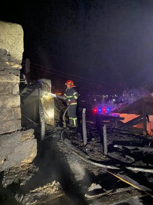 Incendiu puternic la o casă din Topolog, județul Tulcea