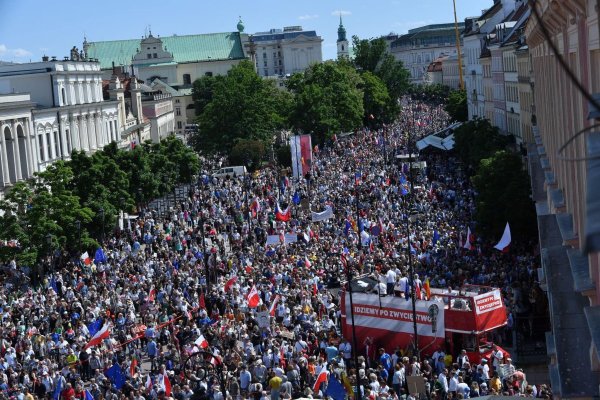 Sute de mii de persoane s-au adunat la Varşovia pentru a participa la un marş antiguvernamental