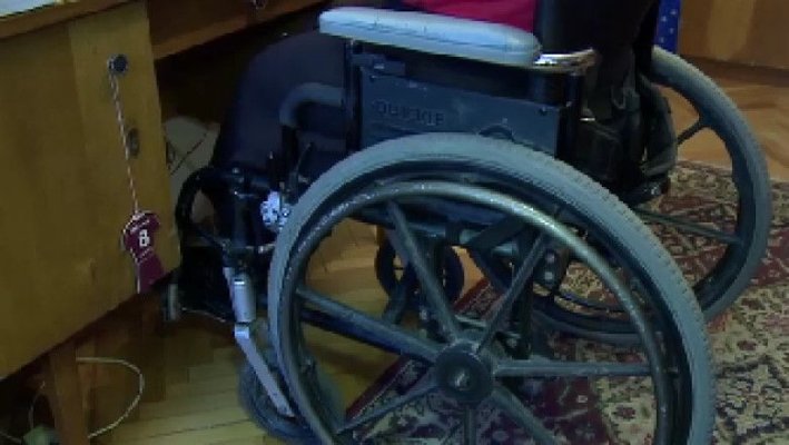 Un tânăr cu handicap grav, umilit de un medic din Comisia de Evaluare: „Ar putea pune marfă pe raft”