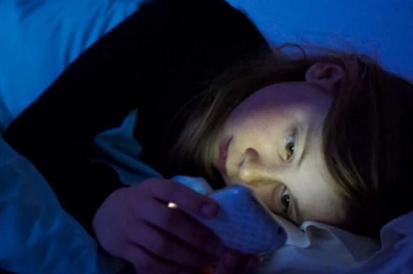 Folosirea telefonului pe timp de noapte te poate îngrășa? Iată ce spun oamenii de știință