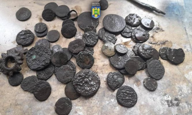 Tezaur numismatic descoperit în bagajul unor bulgari, la Negru Vodă 