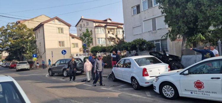 Cinci mașini făcute praf pe strada Unirii, în urma unui accident