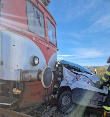  Autoutilitară lovită de un tren de persoane; şoferul a fost rănit