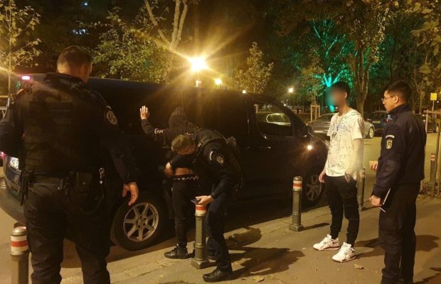 Bărbați din Constanța, prinși de jandarmi în timp ce făceau  schimb de droguri