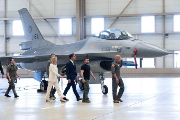 Olanda a trimis în România primele avioane F-16 pentru antrenarea piloţilor ucraineni
