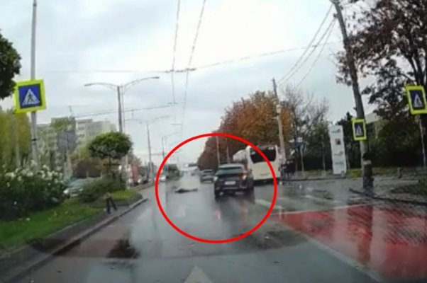 Adolescentă de 15 ani, spulberată de o mașină și ignorată de ceilalți șoferi din trafic. Video
