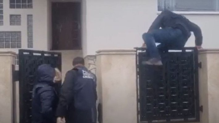 Poliția în acțiune la casa lui Cherecheș: Un ofițer sare gardul, altul intră pe poarta descuiată  