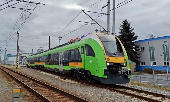 Polonezii de la PESA vor furniza României 20 de trenuri electrice