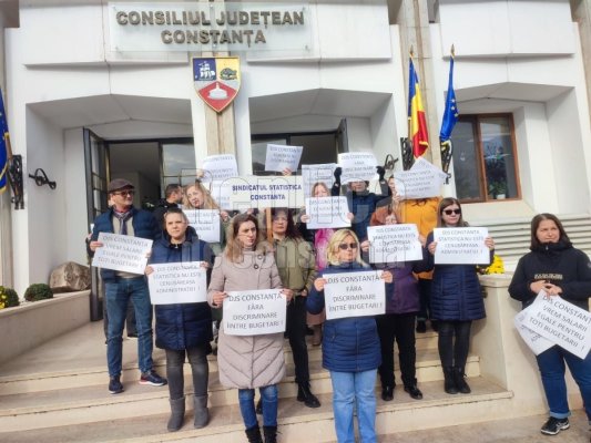 Salariații Direcției Județene de Statistică Constanța protestează. Video