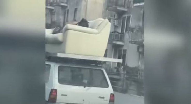 Imagini virale! Un bărbat a călătorit întins pe o canapea pusă pe plafonul mașinii. Video