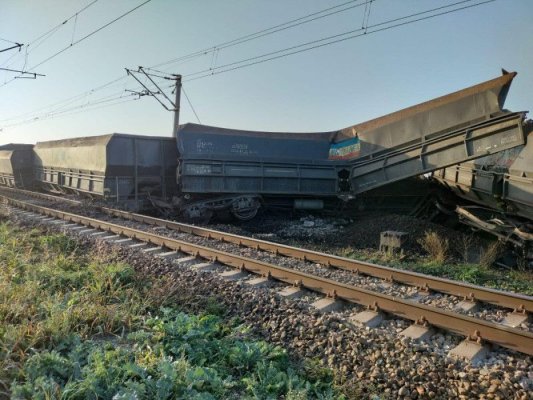 CFR în alertă: două vagoane pline cu cărbune s-au răsturnat
