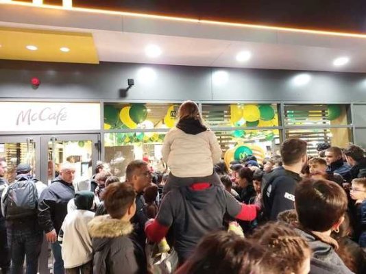 Sute de oameni s-au călcat în picioare la restaurantul 100 al McDonalds. Video