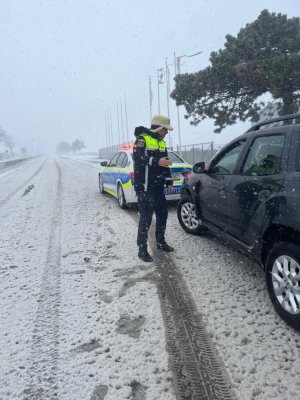 Se circulă în condiţii de iarnă pe mai multe drumuri din 12 judeţe