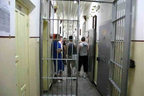 Alertă! Gardienii din penitenciare, în pericol din cauza deținuților dependenți de tutun