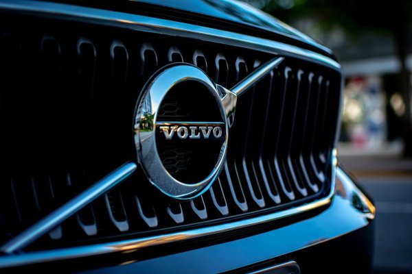 Acţiunile Volvo Cars sunt la un minim istoric după ce Geely şi-a redus participaţia