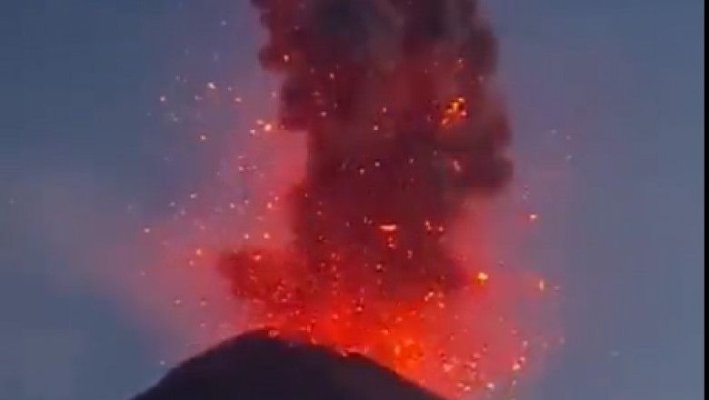 Vulcanul Etna din Sicilia a erupt din nou, luni dimineață