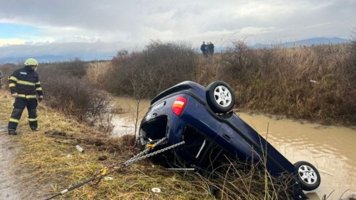 Un copil de 13 ani, mama și bunica lui au murit, după ce au căzut cu maşina într-un canal