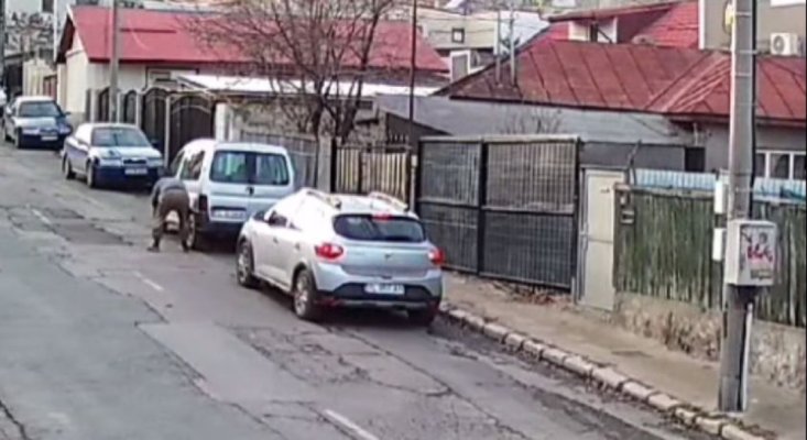 Un șofer i-a tăiat cauciucul vecinului pentru că i-a furat locul de parcare! Video